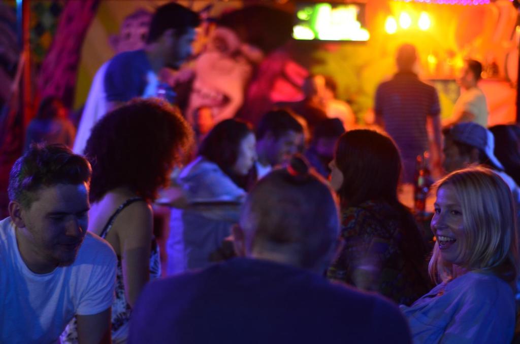 un grupo de personas en una multitud en una fiesta en Purple Monkey Hostel, en Medellín
