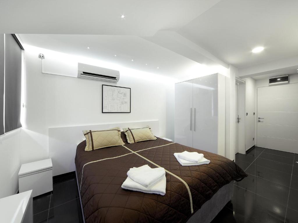 Agent Lux Apartments - Deluxe Double Room (2 Adults + 1 Child)