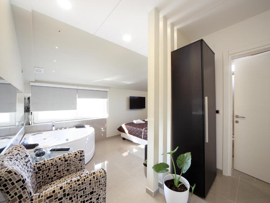 Agent Lux Apartments - Deluxe Double Room With Bath