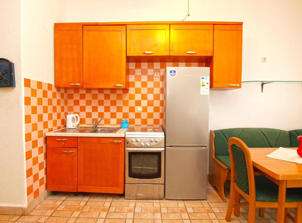 Kuchnia lub aneks kuchenny w obiekcie Apartments Ivo 1328