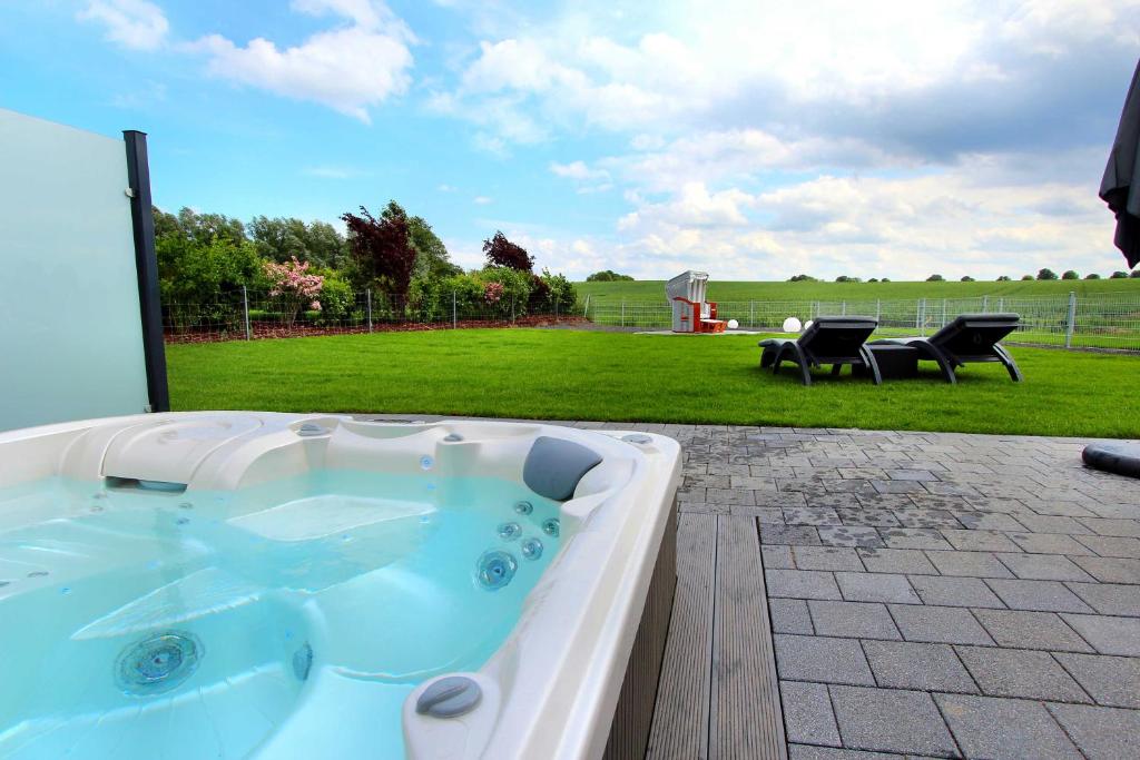 eine Whirlpool-Badewanne auf einer Terrasse in der Unterkunft Ferien-VILLA PACE in Göhren-Lebbin