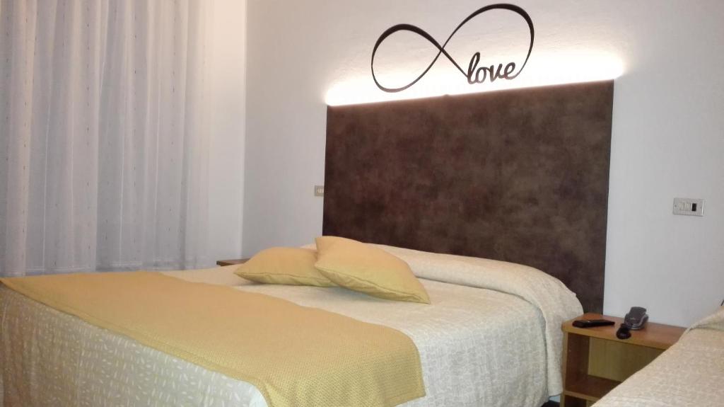 Postel nebo postele na pokoji v ubytování Hotel Sandra