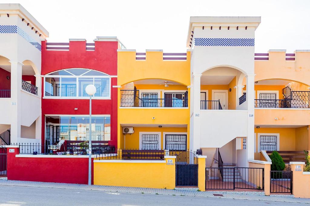 オリフエラ・コスタにあるALEGRIA ID52の色彩豊かなアパートビル
