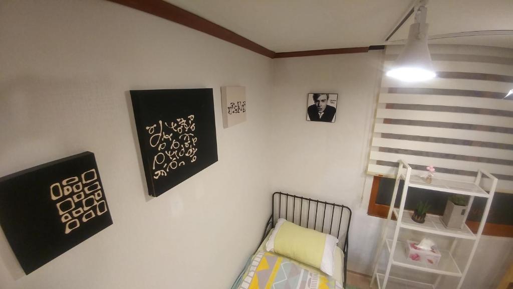 Postel nebo postele na pokoji v ubytování Dalbit stay Seodaejeon
