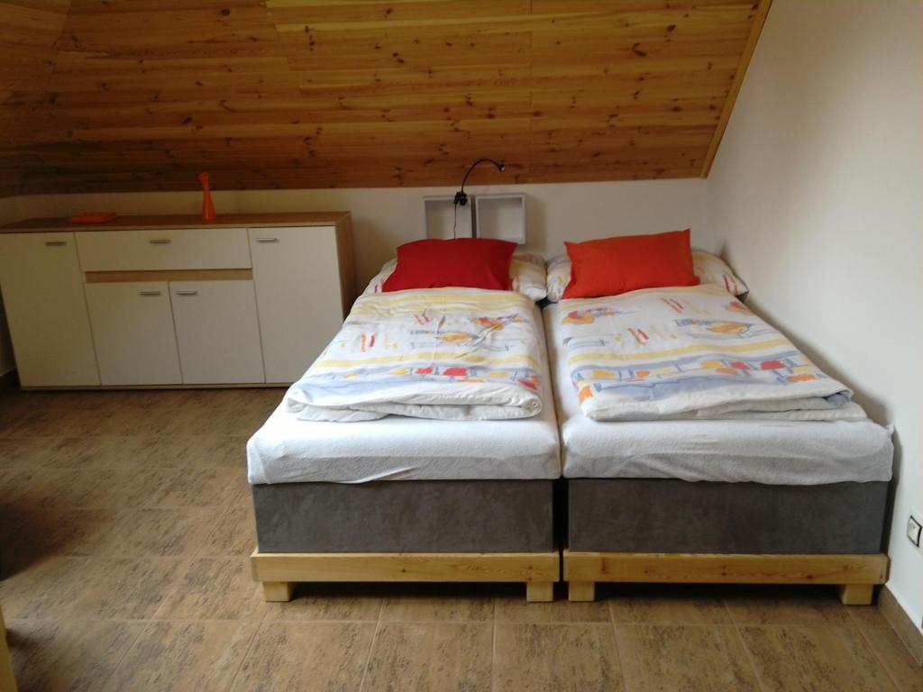 Postel nebo postele na pokoji v ubytování Apartmany Svijany