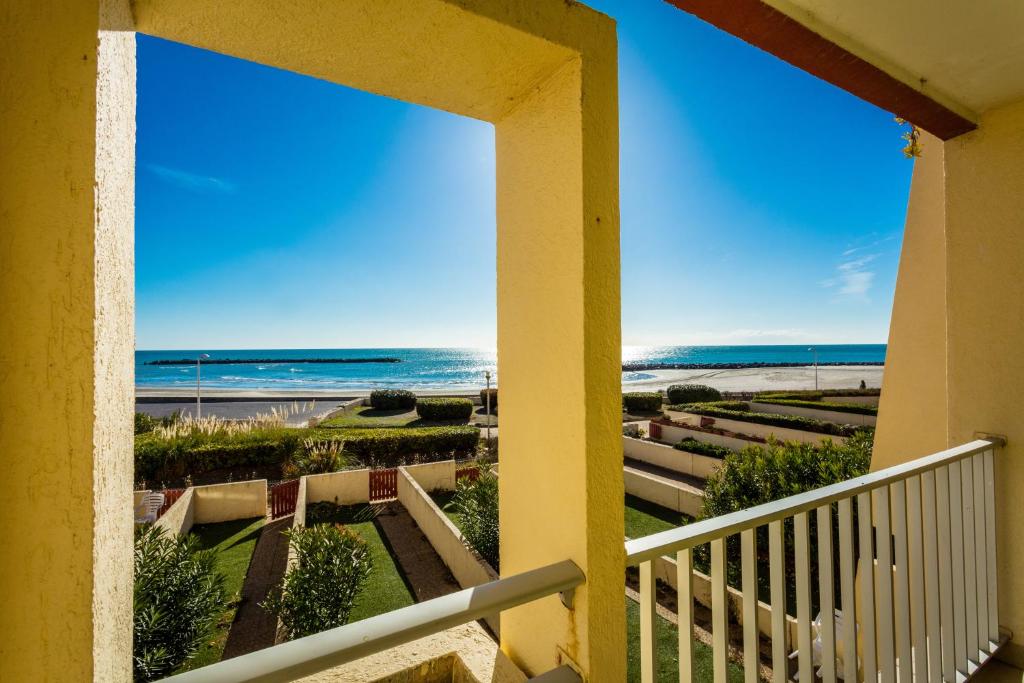Elle comprend un balcon offrant une vue sur la plage. dans l'établissement Résidence de Tourisme l'Albatros, à Palavas-les-Flots