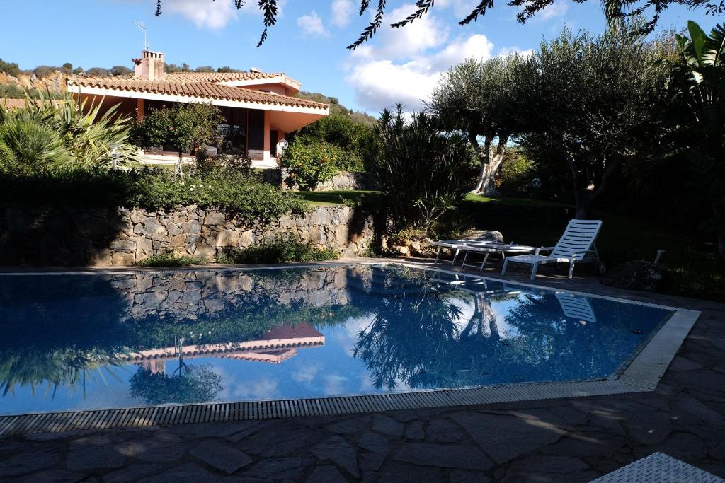 A Casa Di Angela a Carbonia - Rilassante B&B con Piscina