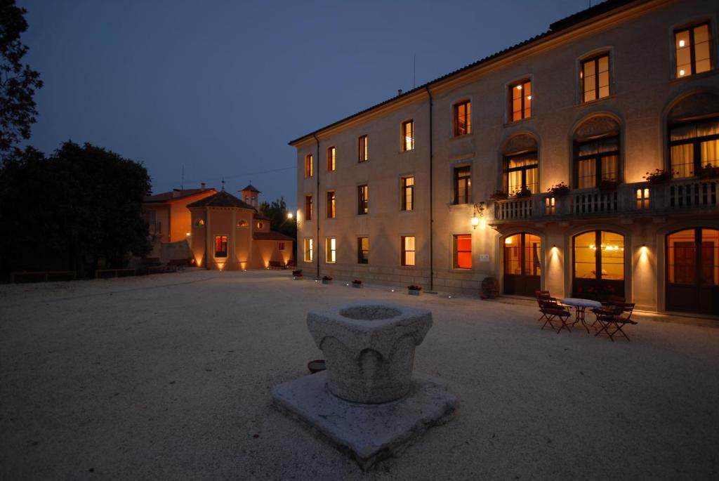 duży budynek z pomnikiem przed nim w obiekcie Agriturismo Villa Panigai w mieście Farra di Soligo