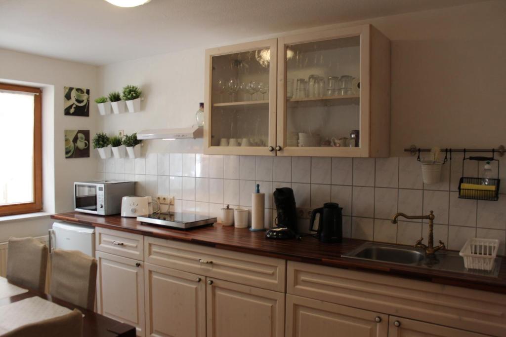 Kuchyň nebo kuchyňský kout v ubytování Gästehaus Kril