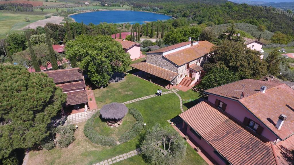 an aerial view of a house with a garden and a lake at Agriturismo Poggio Corbello in La Pesta
