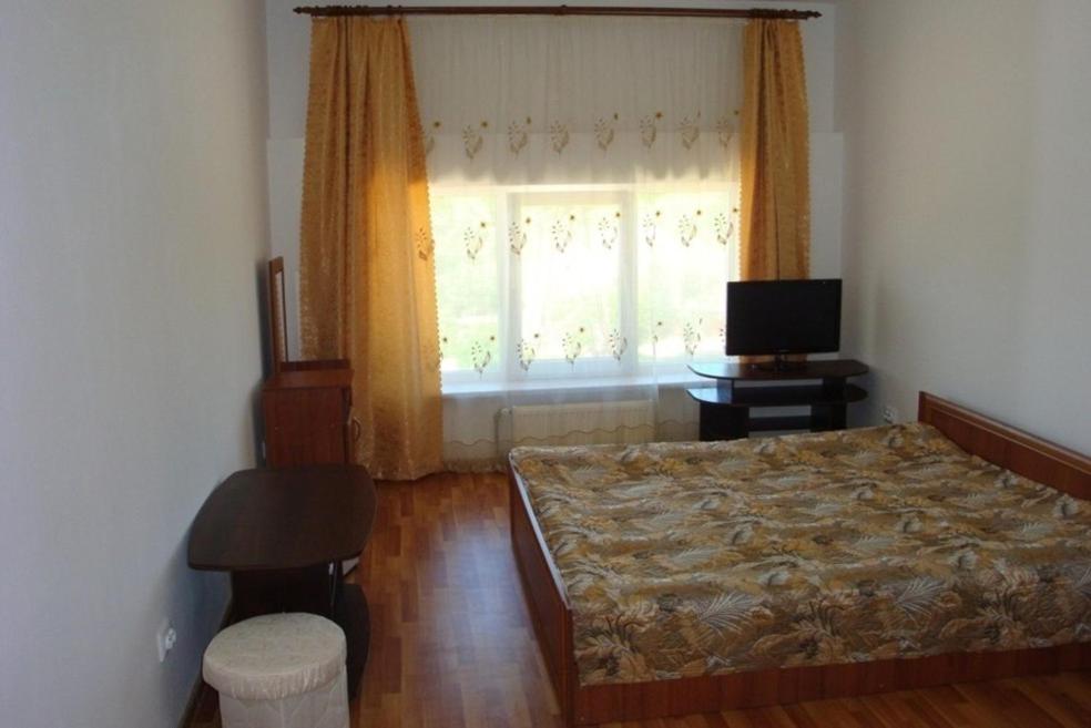 - une chambre avec un lit et une fenêtre avec une télévision dans l'établissement Art Avenue ApartHotel, à Lviv