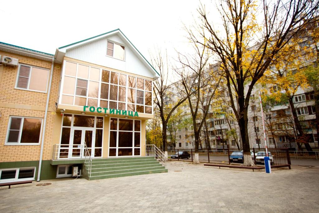 un edificio con un cartello di pavimentazione sulla parte anteriore di Dobrye Traditsii Hotel a Krasnodar