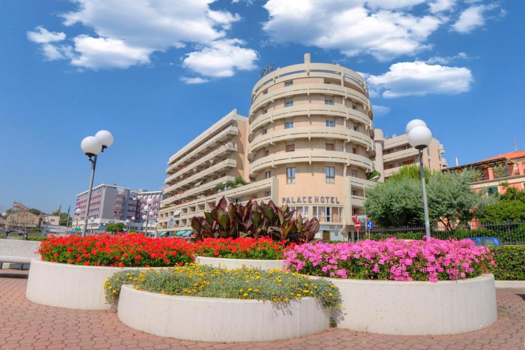 un edificio con flores delante en Hotel Palace, en Senigallia