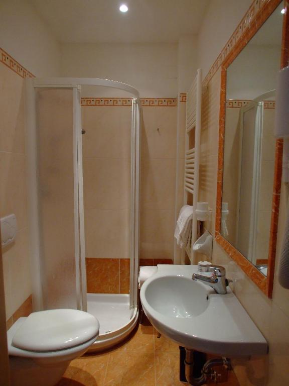 A bathroom at Hotel Antares