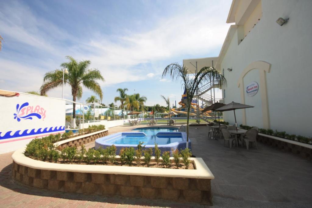 Bazén v ubytování Hotel Splash Inn nebo v jeho okolí