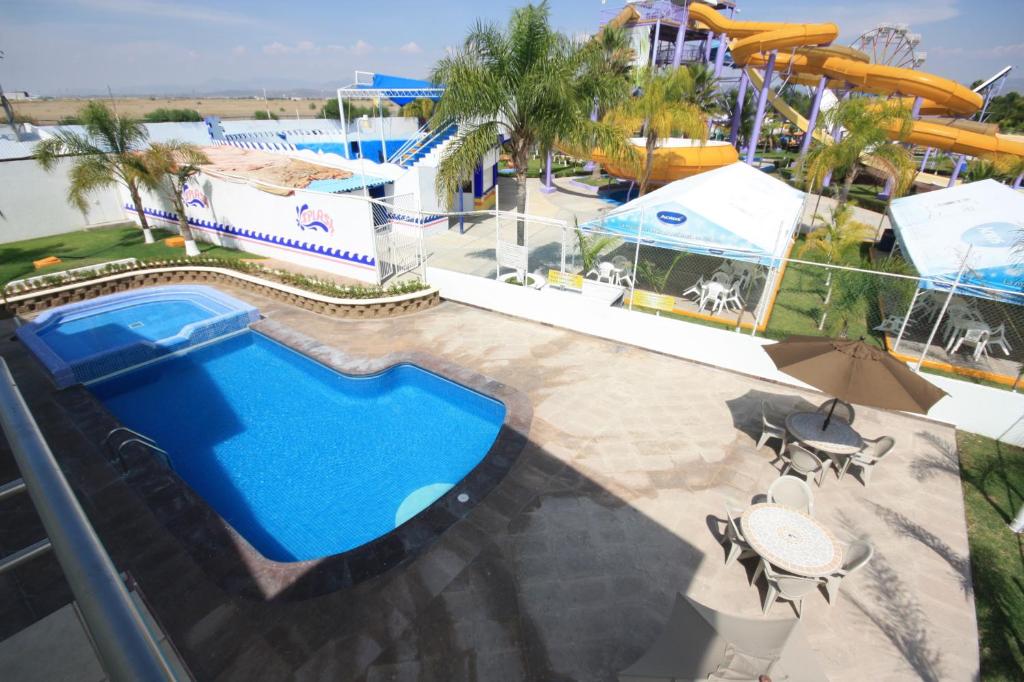 an overhead view of a swimming pool at a resort at Hotel Splash Inn in Silao