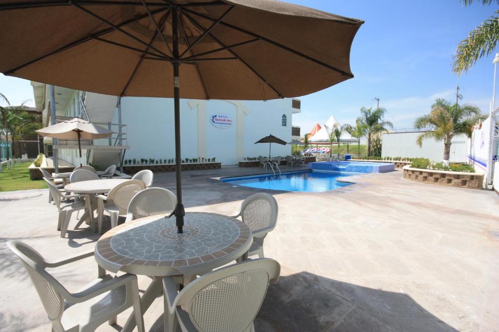 Bazén v ubytování Hotel Splash Inn nebo v jeho okolí