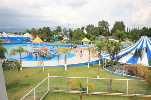 Bazén v ubytování Hotel Splash Inn nebo v jeho okolí