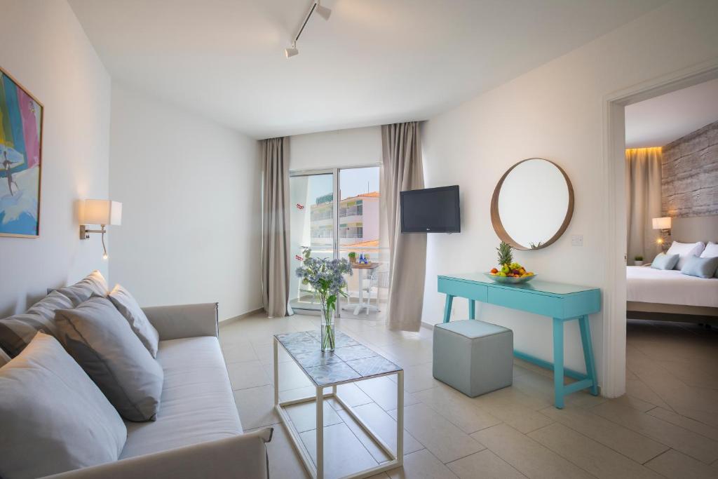 Leonardo Plaza Cypria Maris Beach Hotel & Spa - Habitación Superior Con Vista Al Mar Lateral