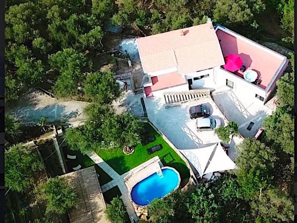 una vista aérea de una casa con piscina en Villa Bellatrix, en Massa Lubrense