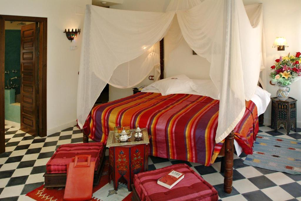 1 dormitorio con 1 cama con dosel en Alcoba del Rey de Sevilla, en Sevilla
