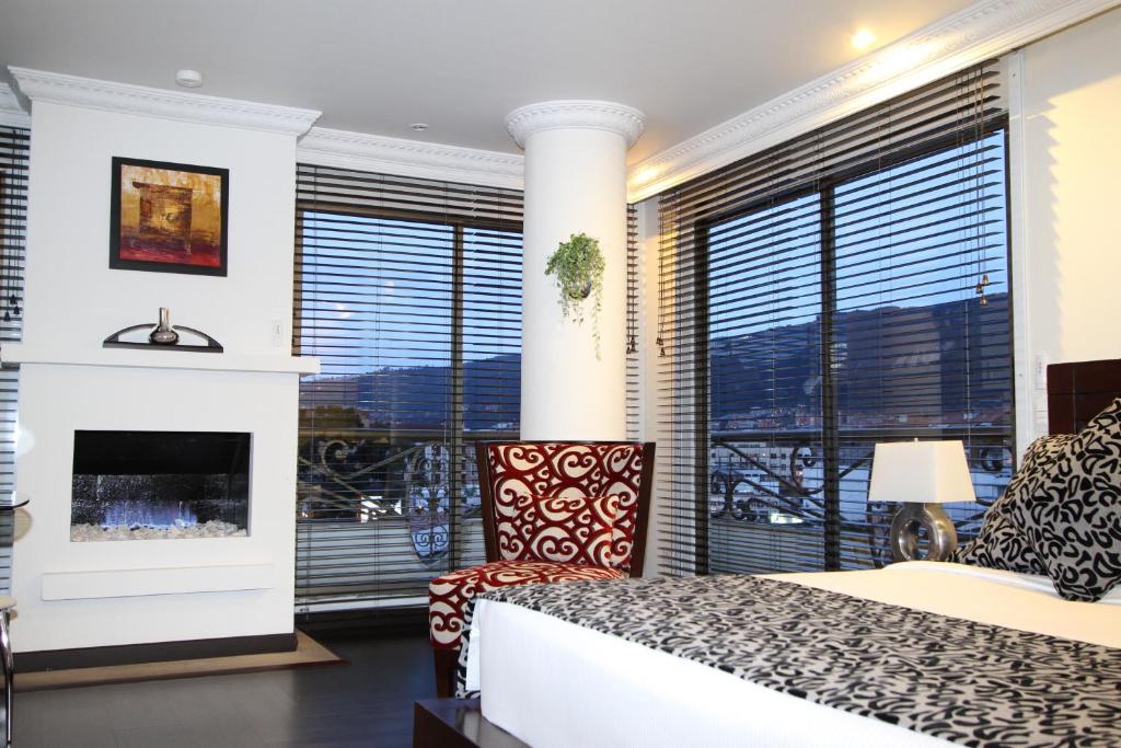 Postel nebo postele na pokoji v ubytování Hotel Suites 108