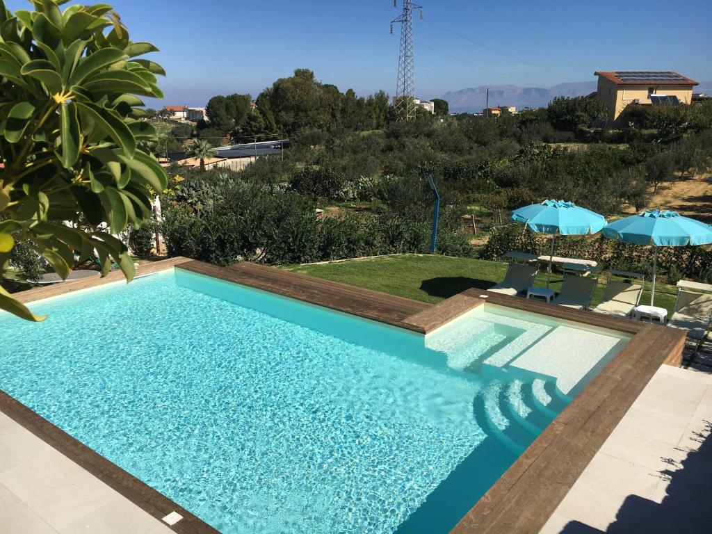 una piscina en una villa con vistas en Villa Vo' Scurá, en Alcamo Marina