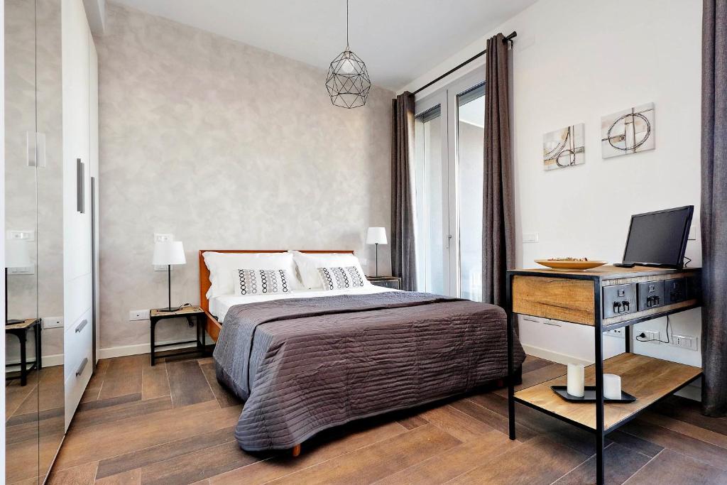 Łóżko lub łóżka w pokoju w obiekcie YCH-DELIZIOSO Monolocale con TERRAZZO