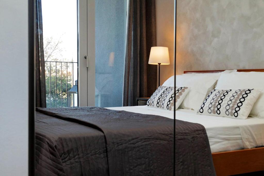 Łóżko lub łóżka w pokoju w obiekcie YCH-DELIZIOSO Monolocale con TERRAZZO