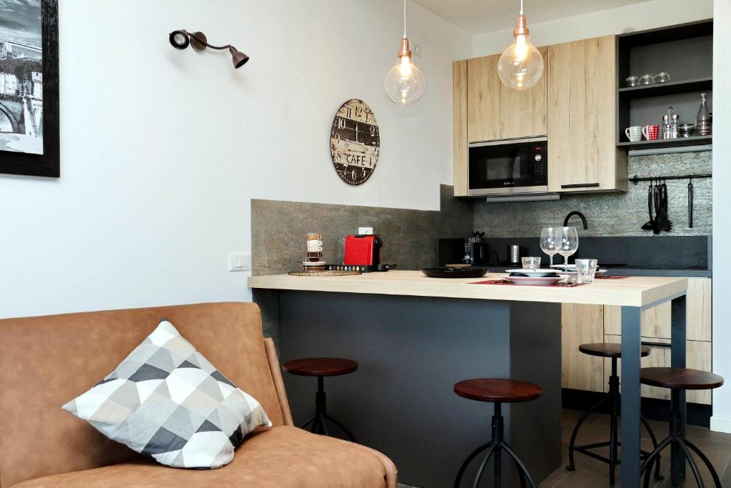 Kuchnia lub aneks kuchenny w obiekcie YCH-DELIZIOSO Monolocale con TERRAZZO