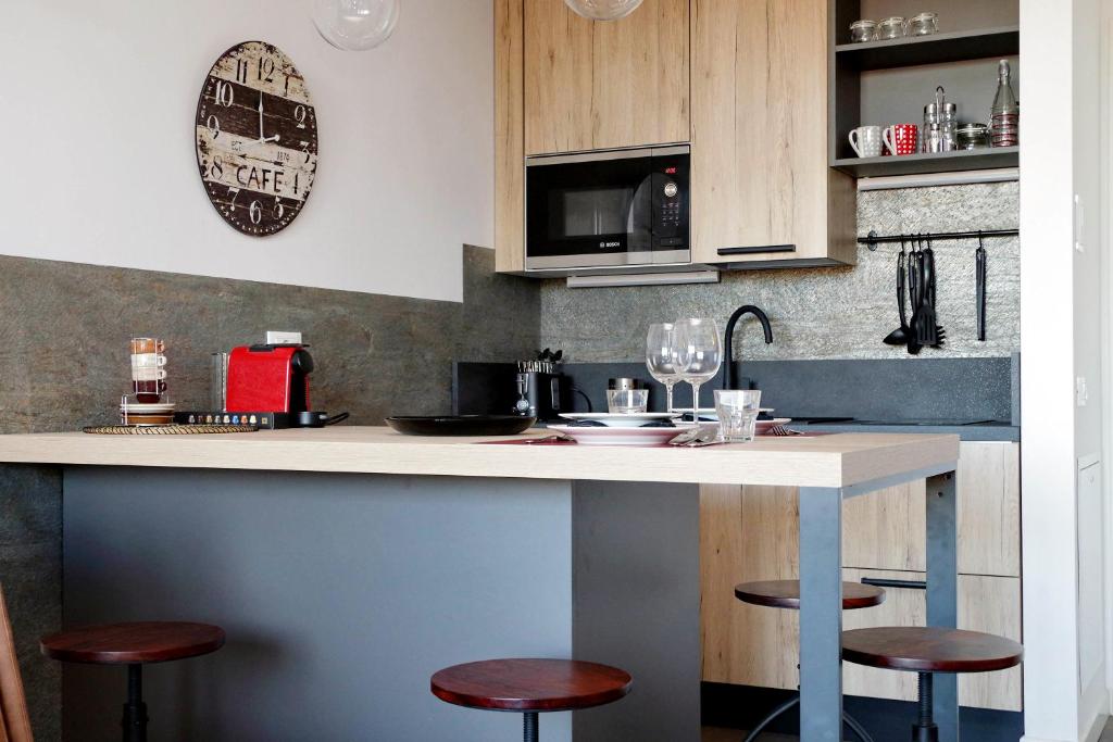 Kuchnia lub aneks kuchenny w obiekcie YCH-DELIZIOSO Monolocale con TERRAZZO