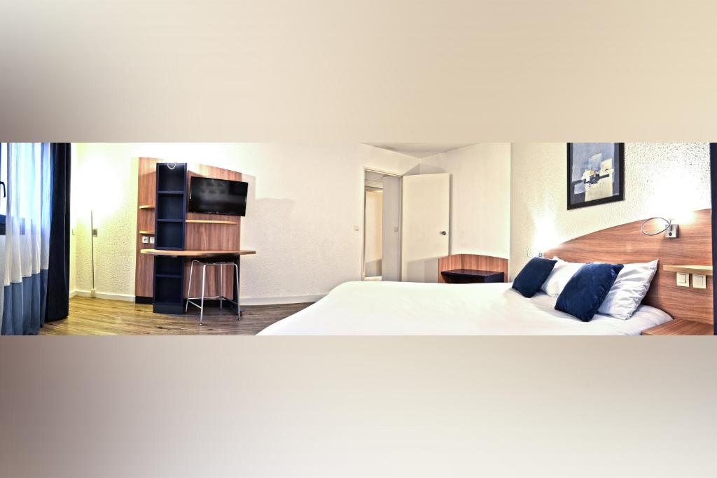 Un pat sau paturi într-o cameră la Art Hotel Paris Est
