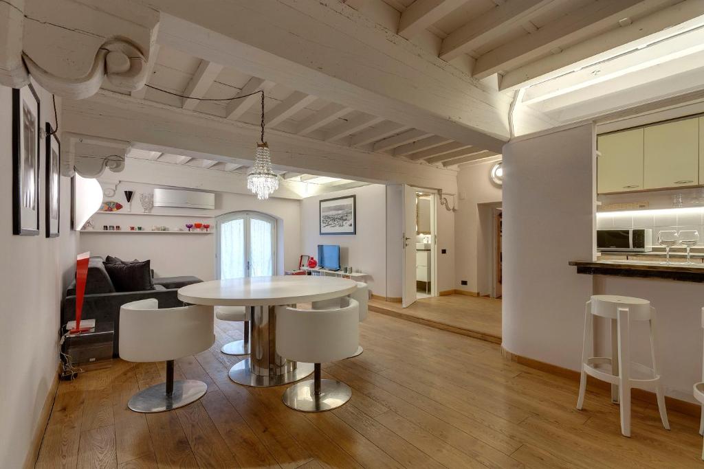 cocina y sala de estar con mesa y sillas en Capitelli Suite, en Florencia