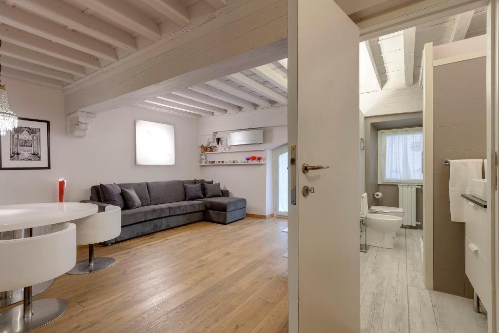 salon z kanapą i stołem w obiekcie Capitelli Suite we Florencji