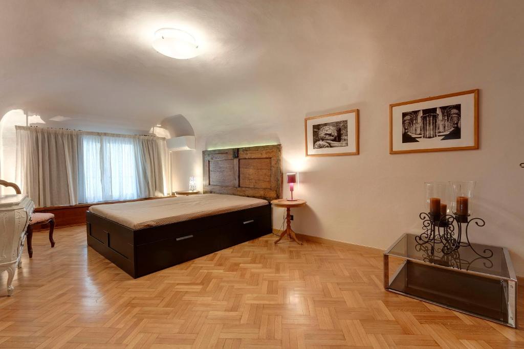 duża sypialnia z łóżkiem i stołem w obiekcie Capitelli Suite we Florencji