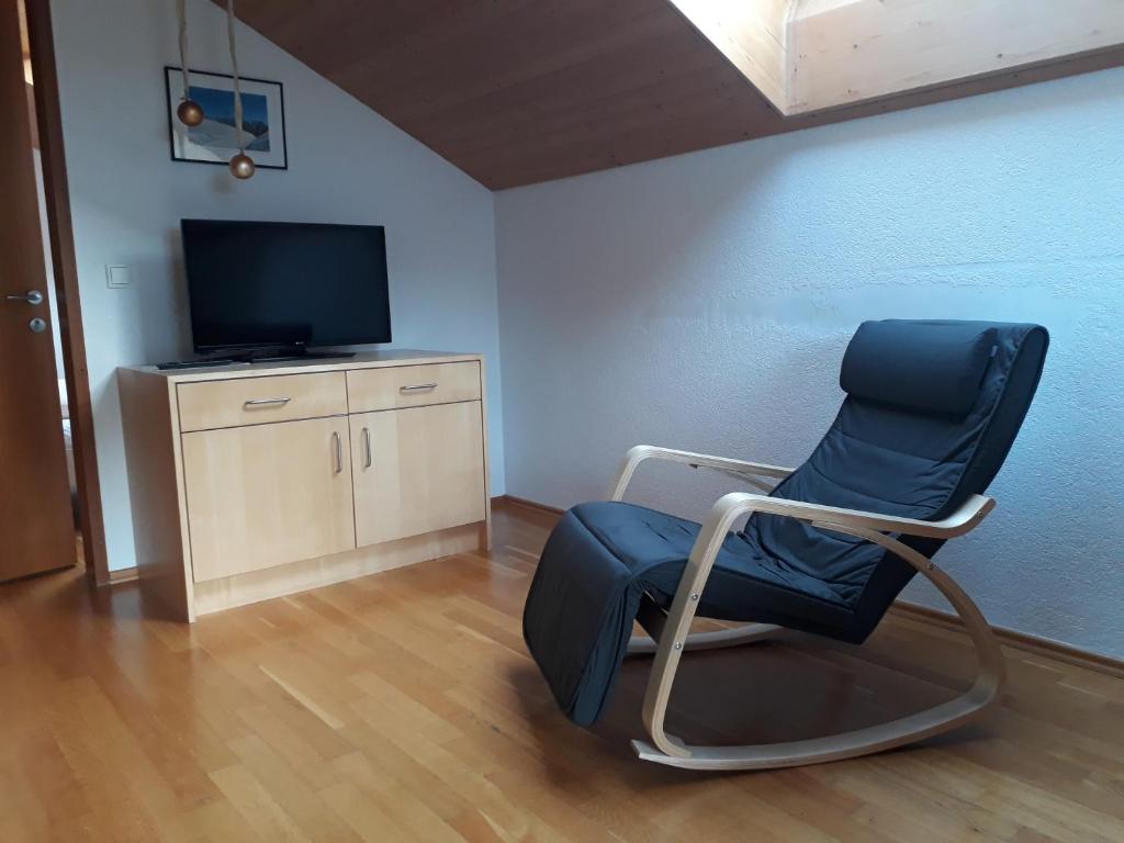 Televízia a/alebo spoločenská miestnosť v ubytovaní Haus Erna Schoppernau
