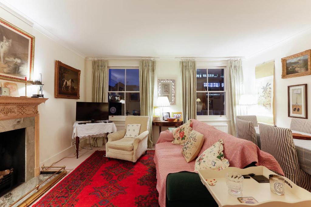 ロンドンにあるAttractive Chelsea apartment sleeps 4のリビングルーム(ソファ、暖炉付)