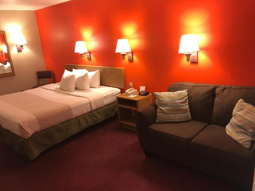 Postel nebo postele na pokoji v ubytování Americas Best Value Inn Cedar City