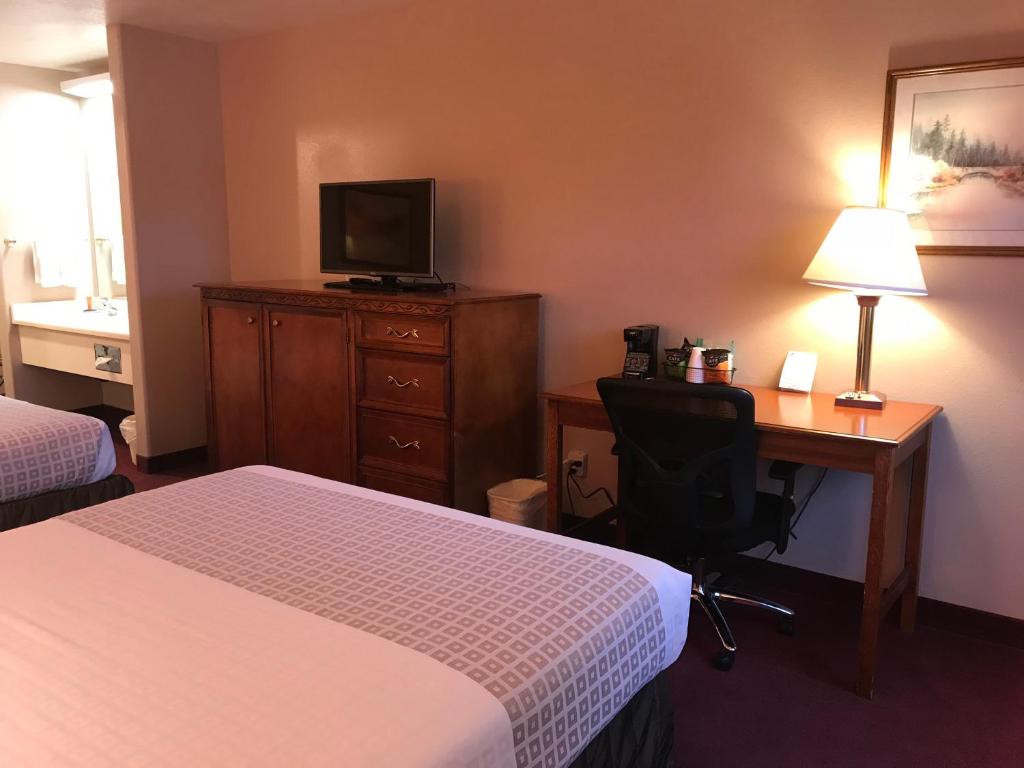 Postel nebo postele na pokoji v ubytování Americas Best Value Inn Cedar City