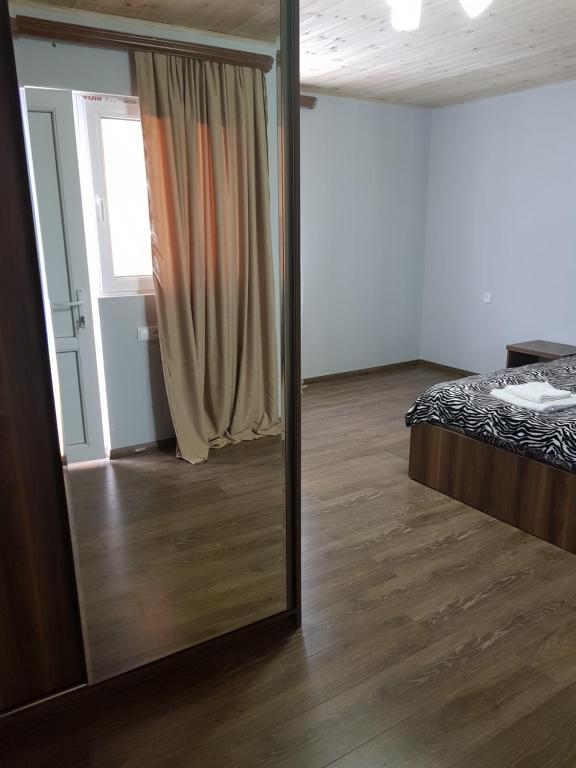 Postel nebo postele na pokoji v ubytování Guest House Khergiani