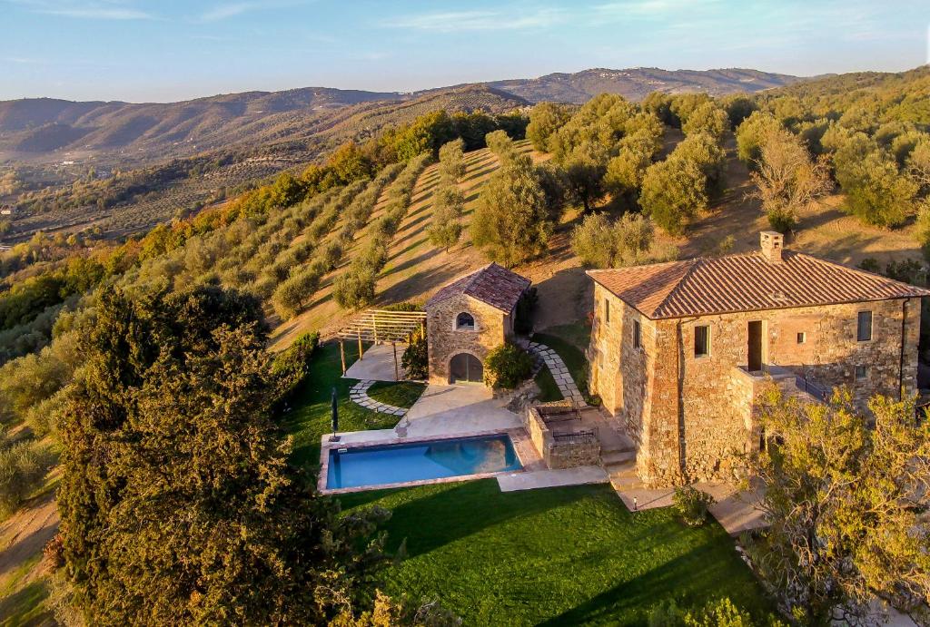 uma vista aérea de uma casa de pedra com uma piscina em Villa La Colognola em Magione