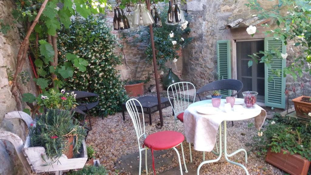 コルトーナにあるLocanda pane e vinoの庭園内の小さなテーブルと椅子