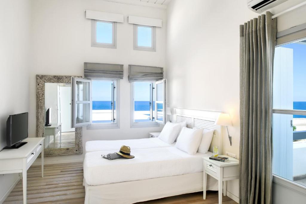 Postel nebo postele na pokoji v ubytování Skyros Ammos Hotel