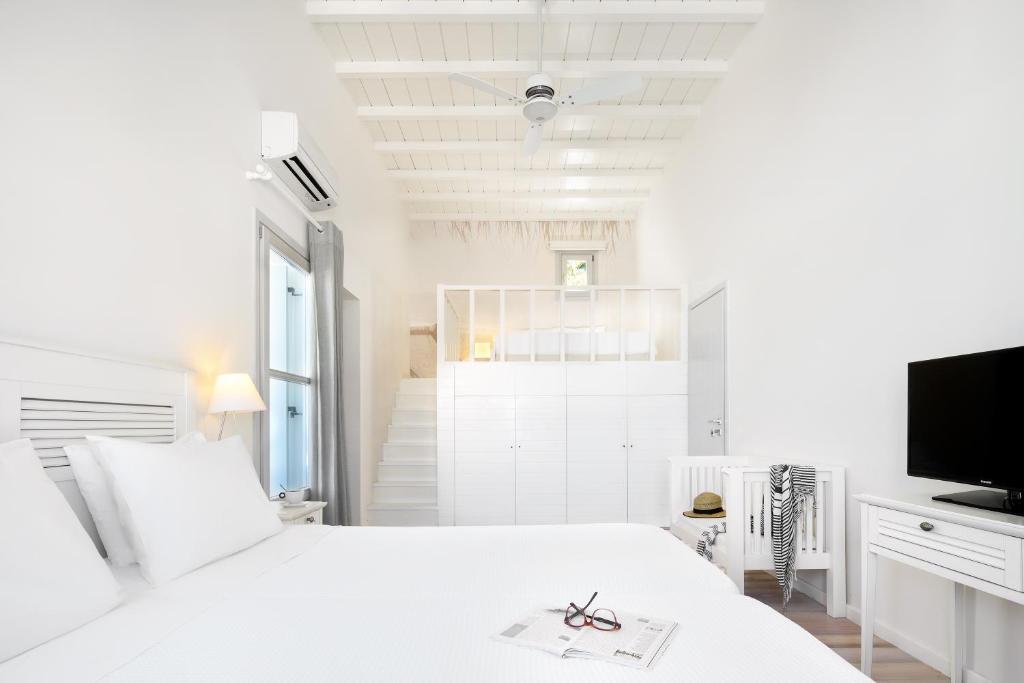 Postel nebo postele na pokoji v ubytování Skyros Ammos Hotel