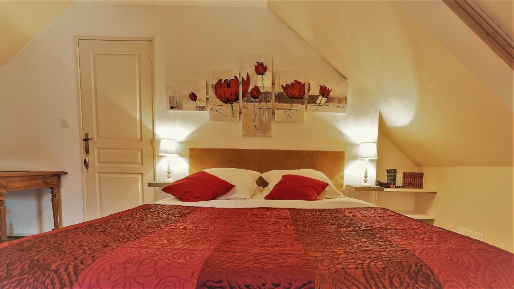 Tempat tidur dalam kamar di Location de La Ferme De Kerraoul