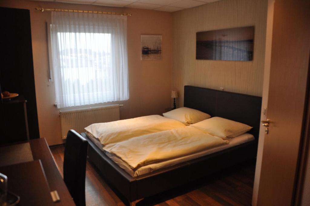 Кровать или кровати в номере Hotel Neuzeit