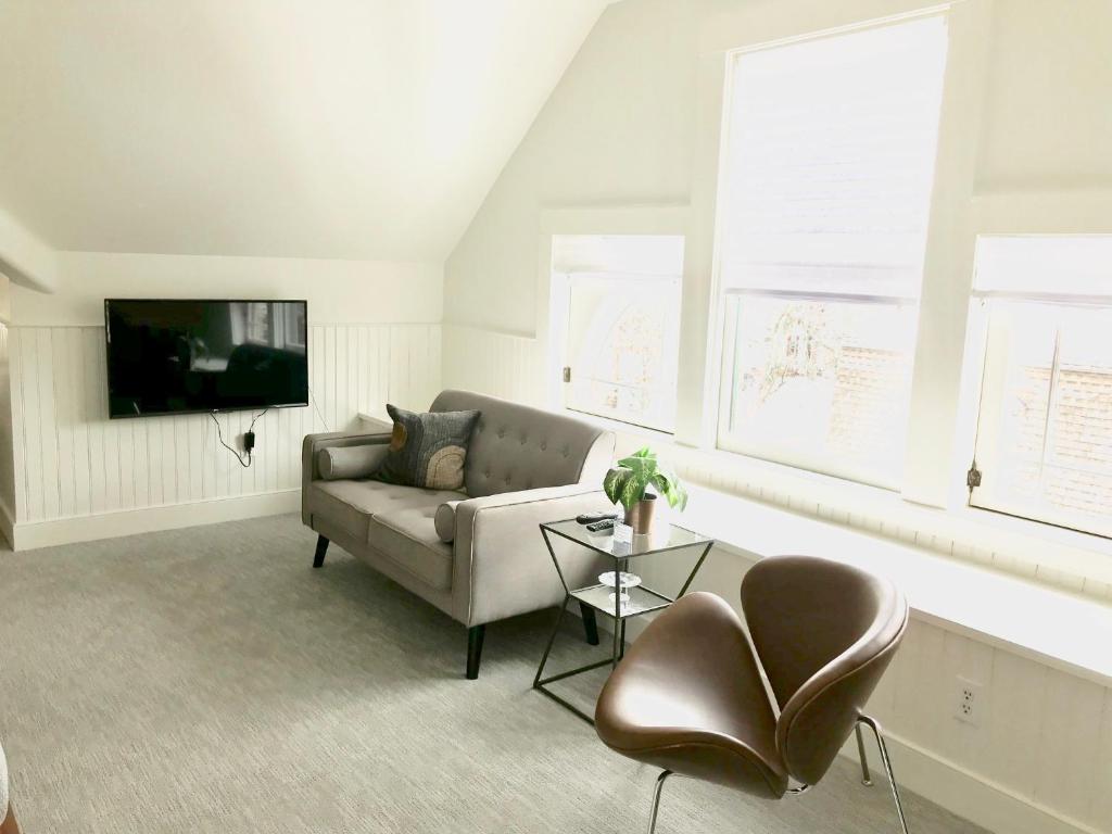 TV a/nebo společenská místnost v ubytování Hummingbird Inn