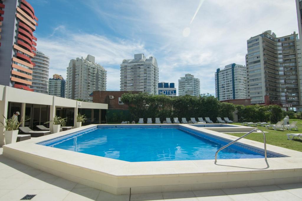 a swimming pool in a city with tall buildings at Apartamento Torre Cristal in Punta del Este