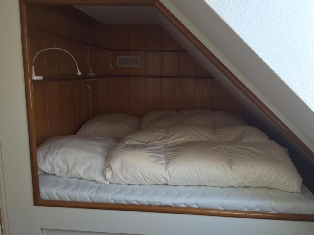 Bett in der Ecke eines Zimmers in der Unterkunft Altstadt-Domizil 6 in Leer