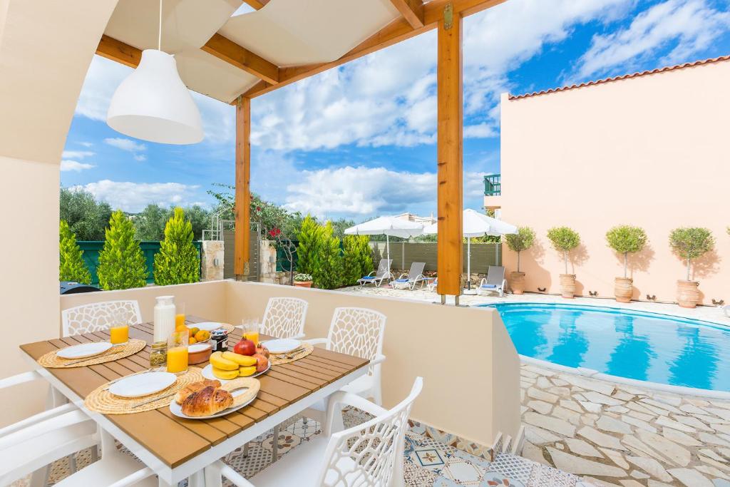 Bazén v ubytovaní Seaside Villa Konaki alebo v jeho blízkosti